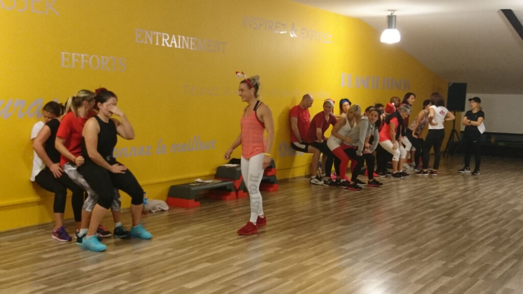 Participants au Bootcamp de Noël 2018 à Planète Fitness Rixheim, combinant cours collectif et moment convivial autour d’un apéro