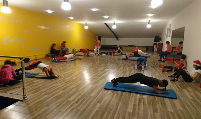 Participants au Bootcamp de Noël 2018 à Planète Fitness Rixheim, combinant cours collectif et moment convivial autour d’un apéro