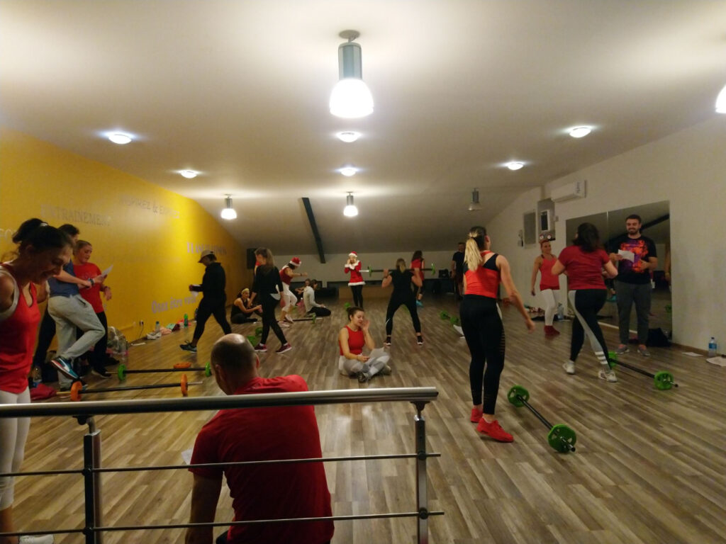 Participants au Bootcamp de Noël 2019 à Planète Fitness Rixheim, entre cours collectif dynamique et moment convivial autour d’un apéro
