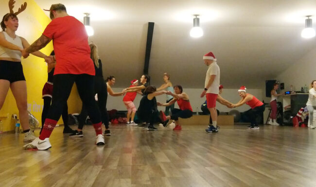 Participants au Bootcamp de Noël 2022 à Planète Fitness Rixheim, combinant cours collectif intense et apéro convivial