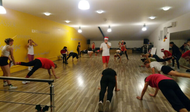 Participants au Bootcamp de Noël 2022 à Planète Fitness Rixheim, combinant cours collectif intense et apéro convivial