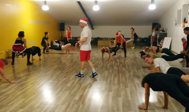 Participants au Bootcamp de Noël 2022 à Planète Fitness Rixheim, combinant cours collectif intense et apéro convivial