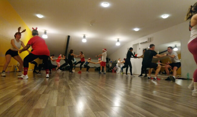 Participants au Bootcamp de Noël 2022 à Planète Fitness Rixheim, combinant cours collectif intense et apéro convivial