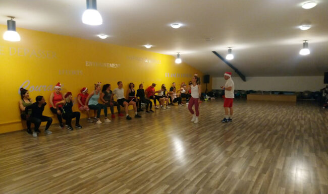 Participants au Bootcamp de Noël 2022 à Planète Fitness Rixheim, combinant cours collectif intense et apéro convivial