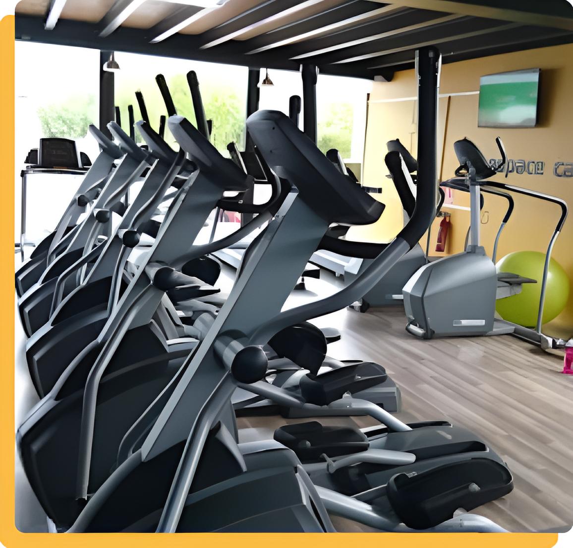 Image d’illustration : un appareil elliptique dans une salle de sport moderne.