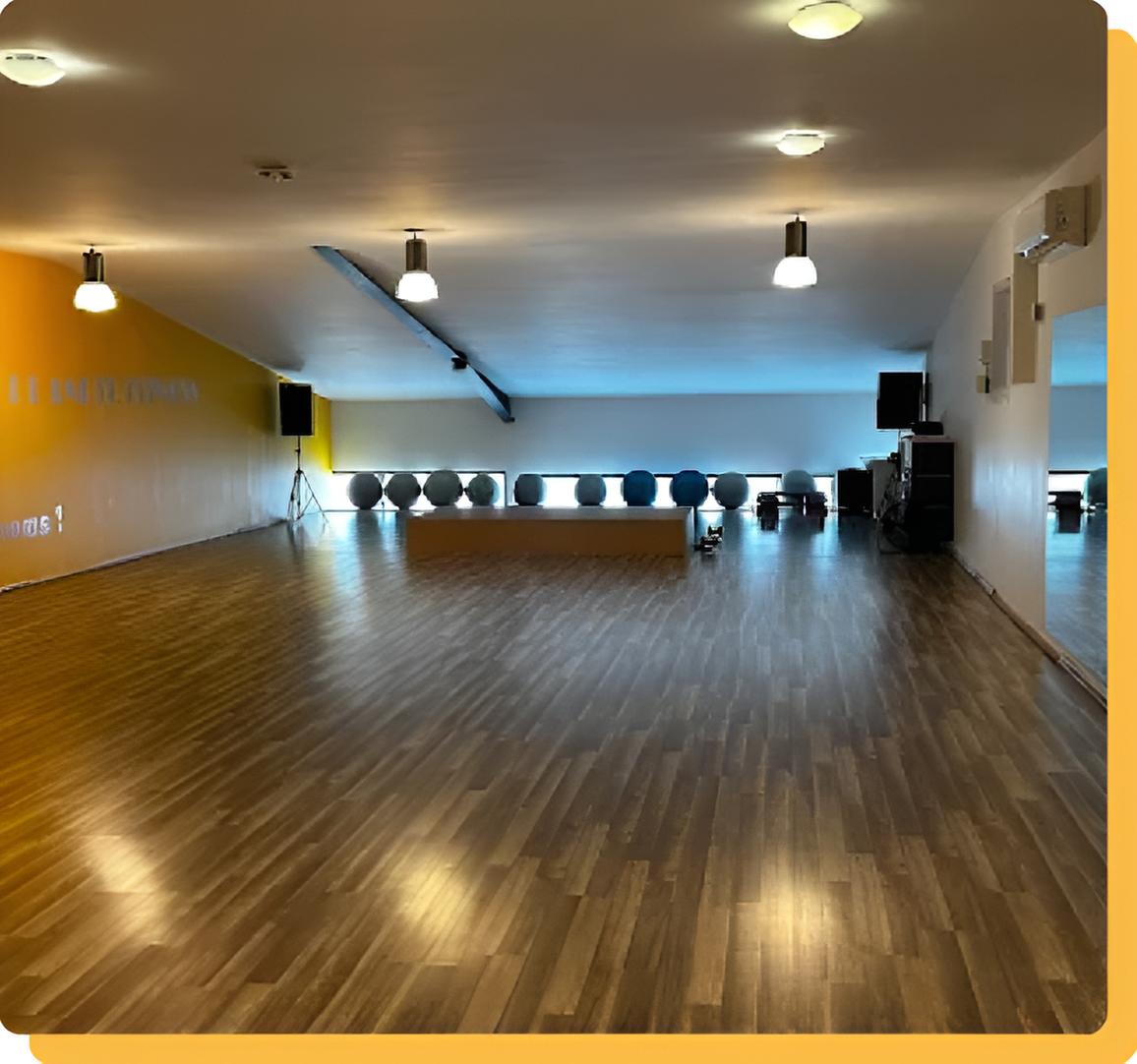 Image d’illustration : salle de cours collectifs avec participants en séance de fitness, ambiance dynamique et équipements adaptés.