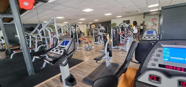 Image d’illustration : vue de la salle de sport Planète Fitness Rixheim avec équipements modernes, espace musculation et cardio lumineux.