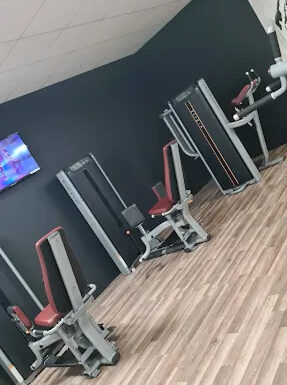 Image d’illustration : vue de la salle de sport Planète Fitness Rixheim avec équipements modernes, espace musculation et cardio lumineux.