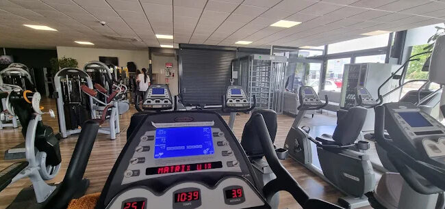 Image d’illustration : vue de la salle de sport Planète Fitness Rixheim avec équipements modernes, espace musculation et cardio lumineux.