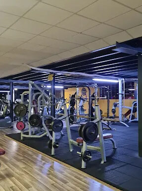 Image d’illustration : vue de la salle de sport Planète Fitness Rixheim avec équipements modernes, espace musculation et cardio lumineux.