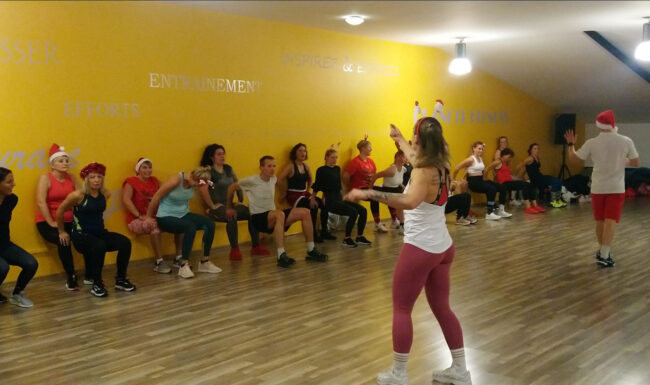Participants au Bootcamp de Noël 2022 à Planète Fitness Rixheim, combinant cours collectif intense et apéro convivial
