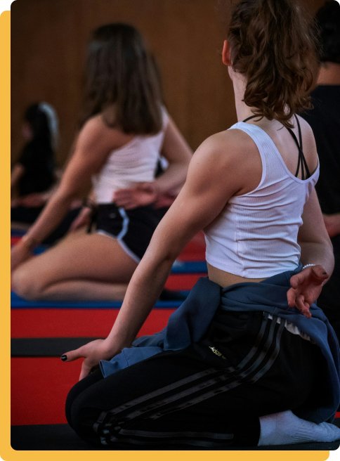 Femme en posture de yoga – Illustration zen Image d’illustration : femme pratiquant le yoga dans un studio lumineux, posture élégante et équilibrée, ambiance zen et apaisante.