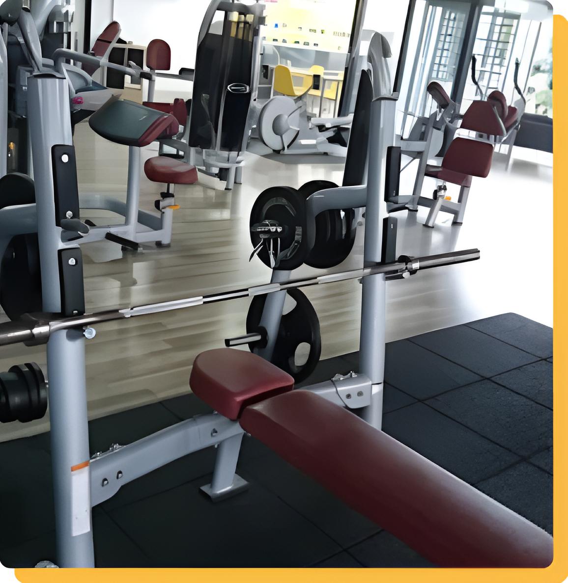 Image d’illustration : banc de musculation dans une salle de sport moderne, prêt à l’usage pour entraînement force et fitness.