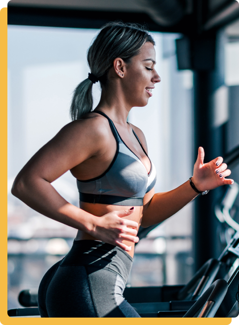 Image d’illustration : femme courant sur un tapis de course dans une salle de sport moderne, posture dynamique et énergie visible.