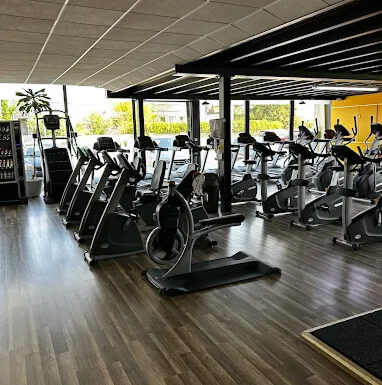 Image d’illustration : vue de la salle de sport Planète Fitness Rixheim avec équipements modernes, espace musculation et cardio lumineux.